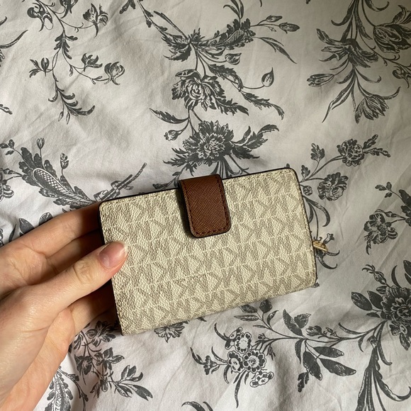 Michael Kors Signature Logo Wallet - Picture 2 of 5